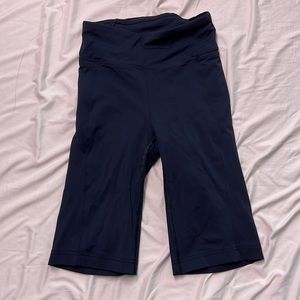 Lululemon black biker shorts with side pockets